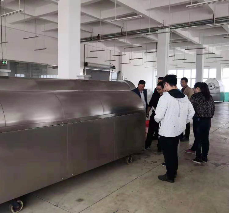 湖南常德客戶一大早來(lái)廠考察電磁流水線炒制油菜籽 湖南常德客戶一大早來(lái)廠考察電磁流水線炒制油菜籽