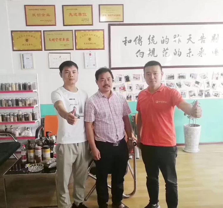 8月26日，浙江客戶來許昌智工試機(jī)后現(xiàn)場訂購全套六米電磁流水線炒貨設(shè)備