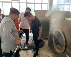 9月22日，天津客戶郭總一行二人來許昌智工實地考察電磁炒芝麻設備，