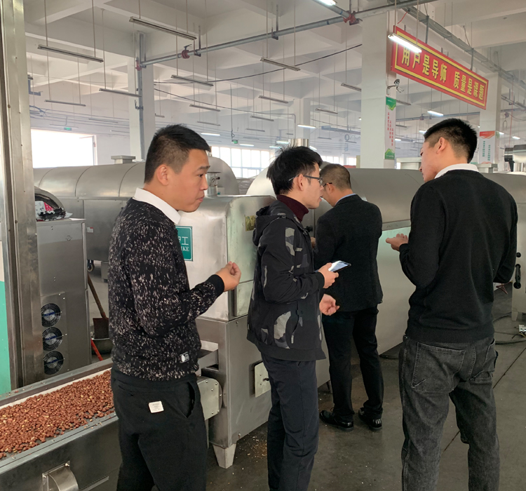 11月12日，內(nèi)蒙鄂爾多斯客戶來許昌智工現(xiàn)場試機6米電磁生產(chǎn)線炒制磨醬花生米！